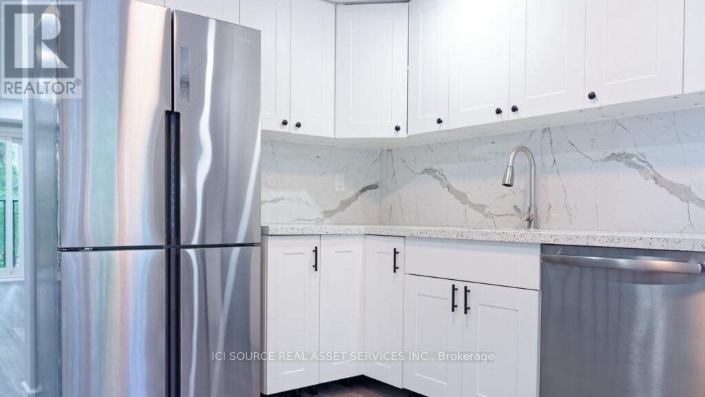 16 Normandy Place, Oakville, Ontario  L6K 1S1 - Photo 4 - W12550064