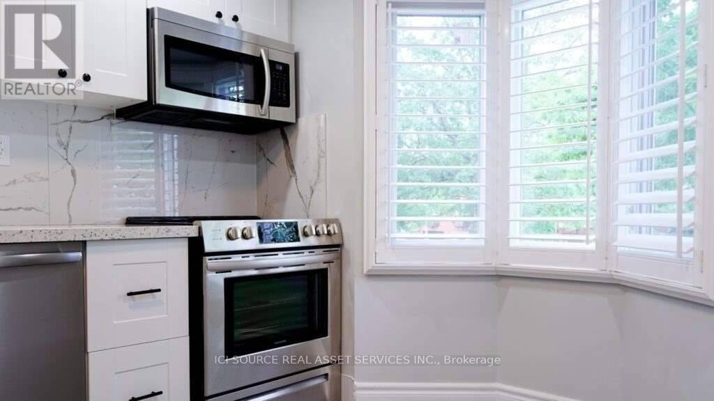 16 Normandy Place, Oakville, Ontario  L6K 1S1 - Photo 5 - W12550064