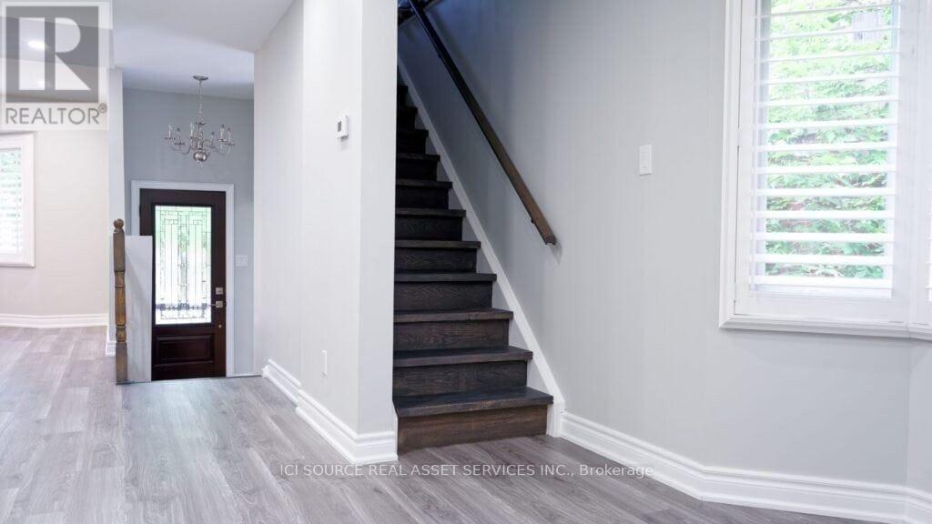 16 Normandy Place, Oakville, Ontario  L6K 1S1 - Photo 6 - W12550064