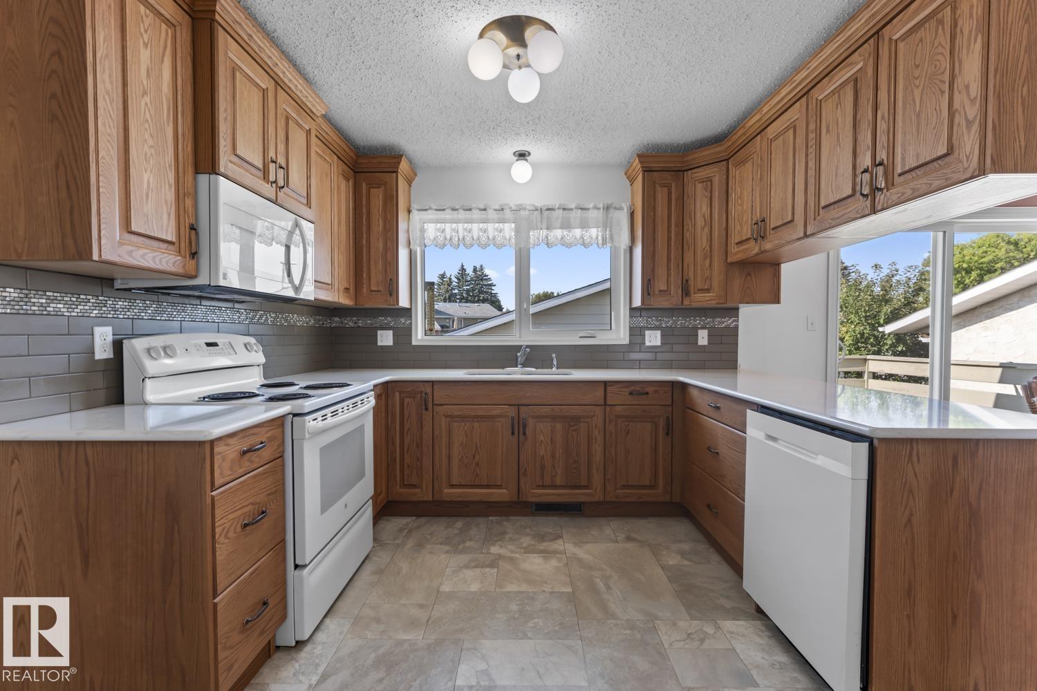 4709 Lakeshore Dr, Bonnyville Town, Alberta  T9N 1P9 - Photo 2 - E4448825