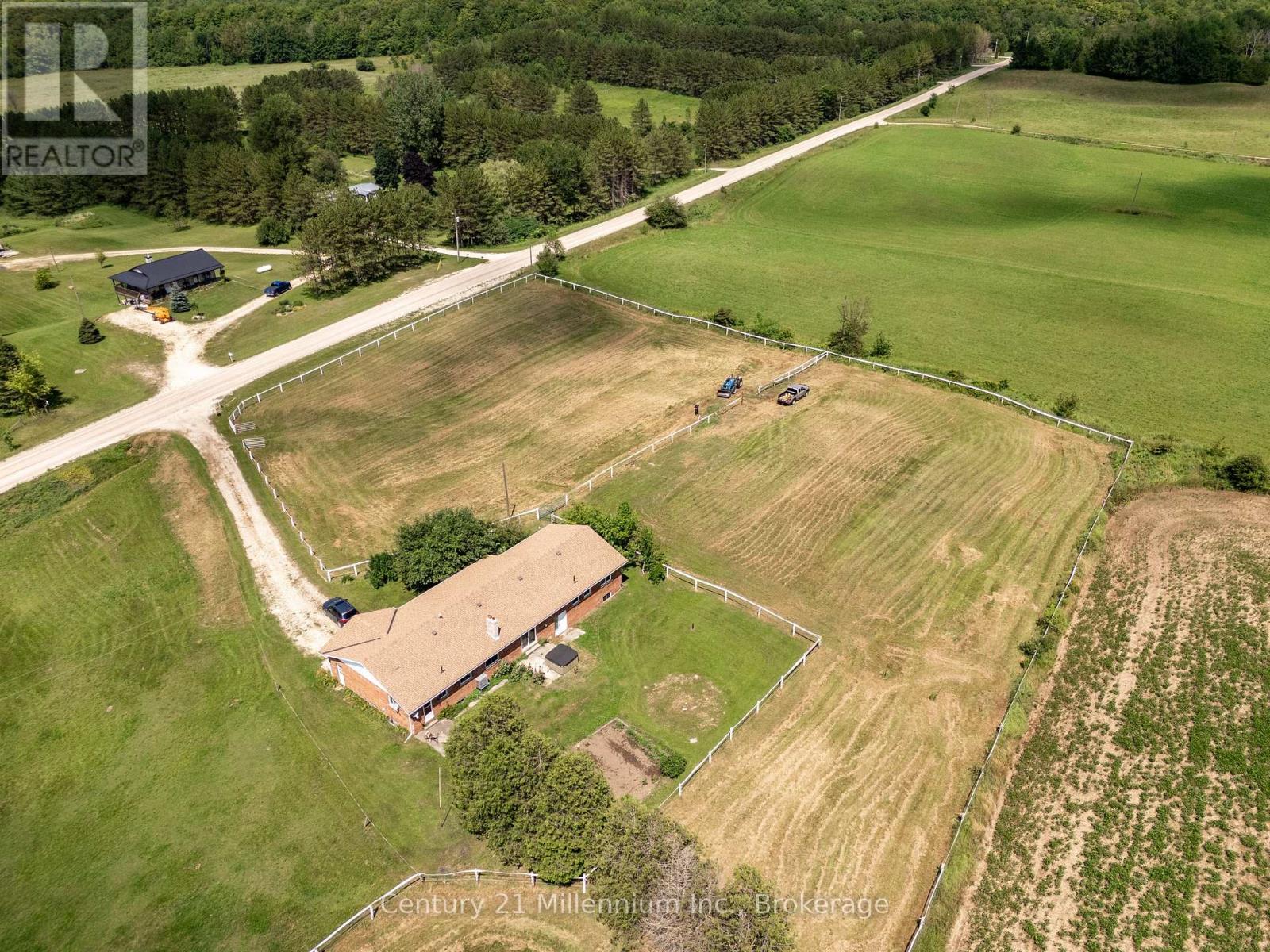 425158 Irish Lake Road, Grey Highlands, Ontario  N0C 1H0 - Photo 7 - X12544534