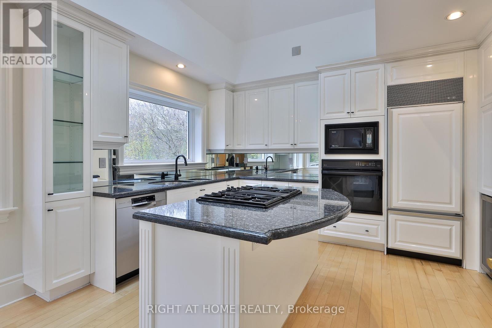 Upper - 119 Chaplin Crescent, Toronto, Ontario  M5P 1A6 - Photo 11 - C12550198