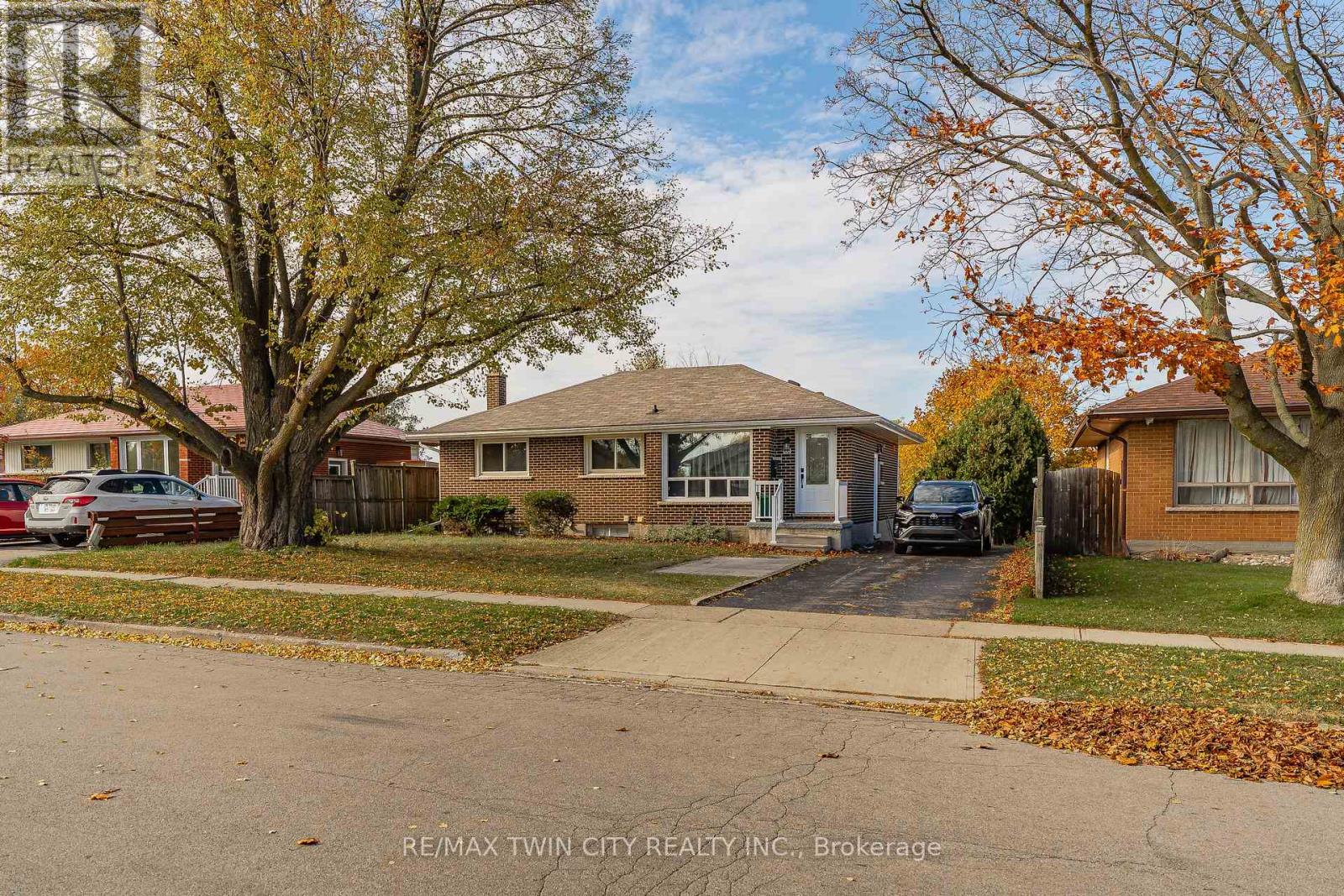 100 Lauris Avenue, Cambridge, Ontario N1R 5L4 - Photo 2 - X12449849