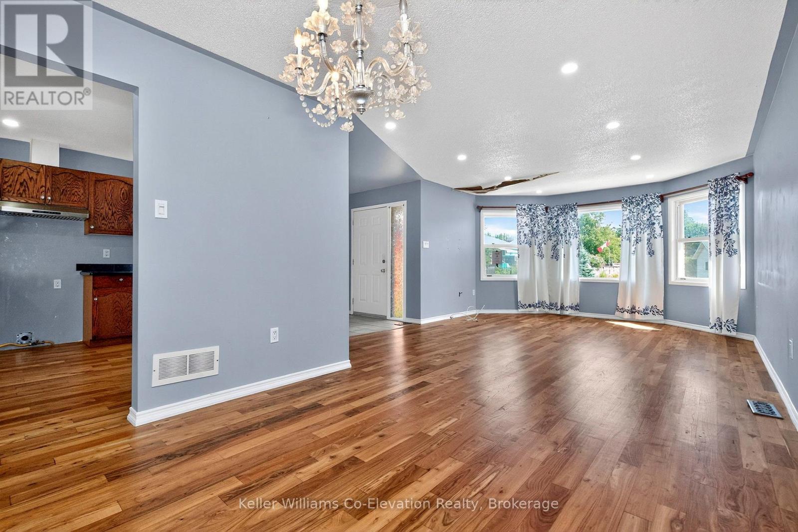 8 Bridle Road, Penetanguishene, Ontario L9M 1J5 - Photo 2 - S12550228