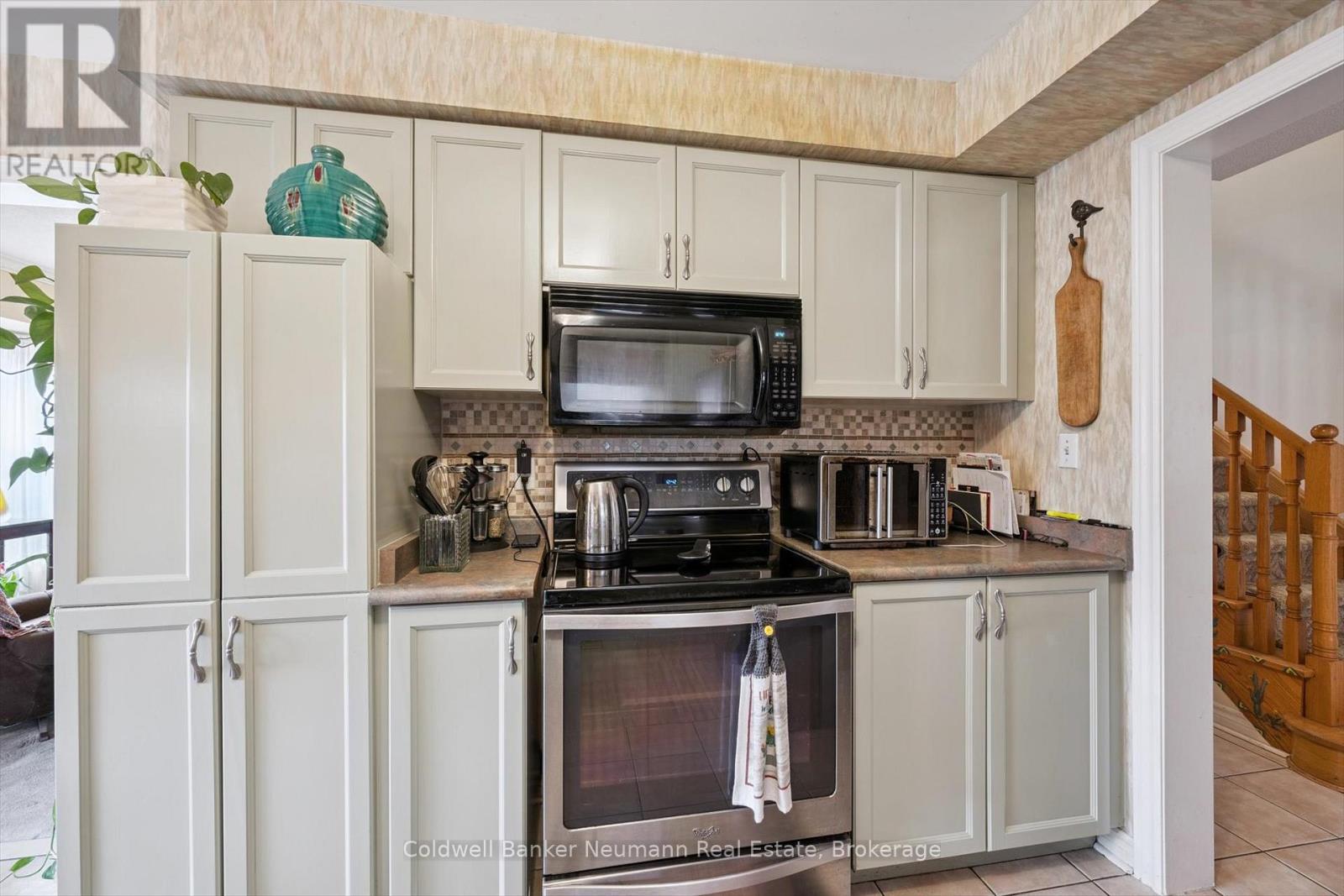 13 Pressed Brick Drive, Brampton, Ontario L6V 4K8 - Photo 6 - W12550314