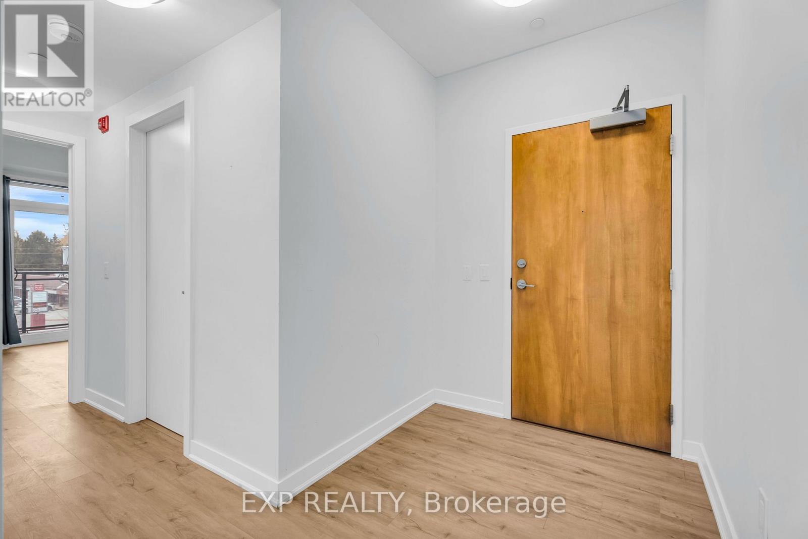 302 - 340 Plains Road E, Burlington, Ontario  L7T 0C2 - Photo 2 - W12550196