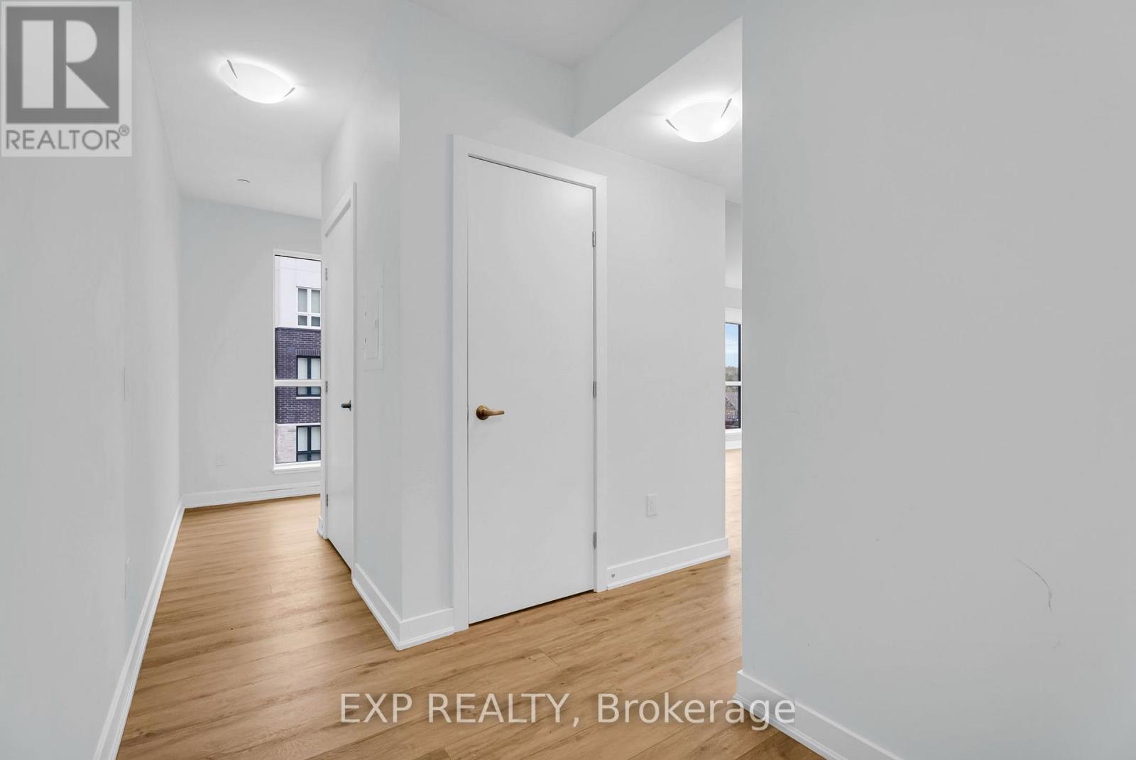 302 - 340 Plains Road E, Burlington, Ontario  L7T 0C2 - Photo 3 - W12550196