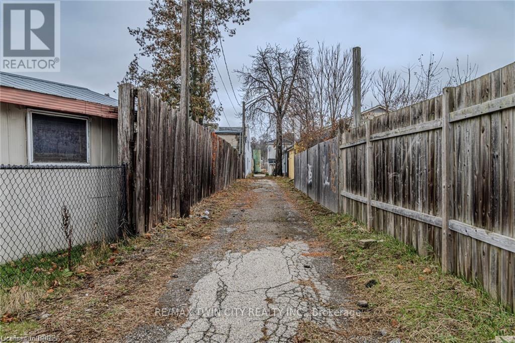 5 Halls Avenue, Brantford, Ontario  N3T 3X2 - Photo 5 - X12550170