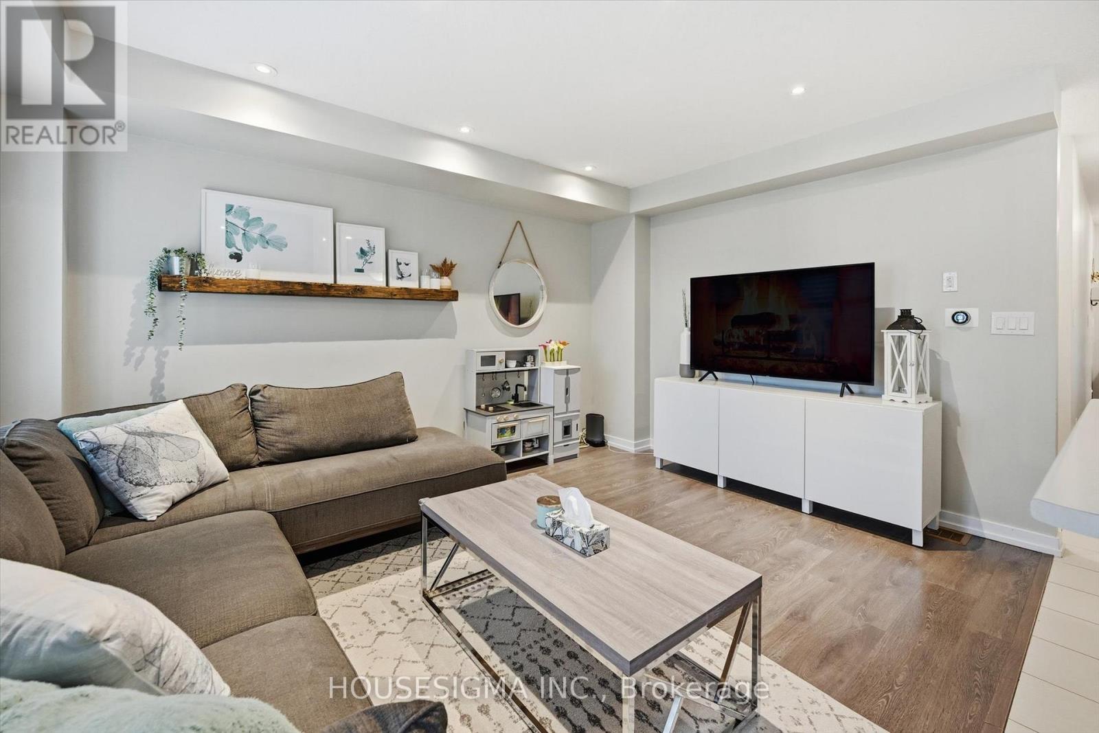 116 Scarletwood Street, Hamilton, Ontario  L8J 0K8 - Photo 13 - X12550214