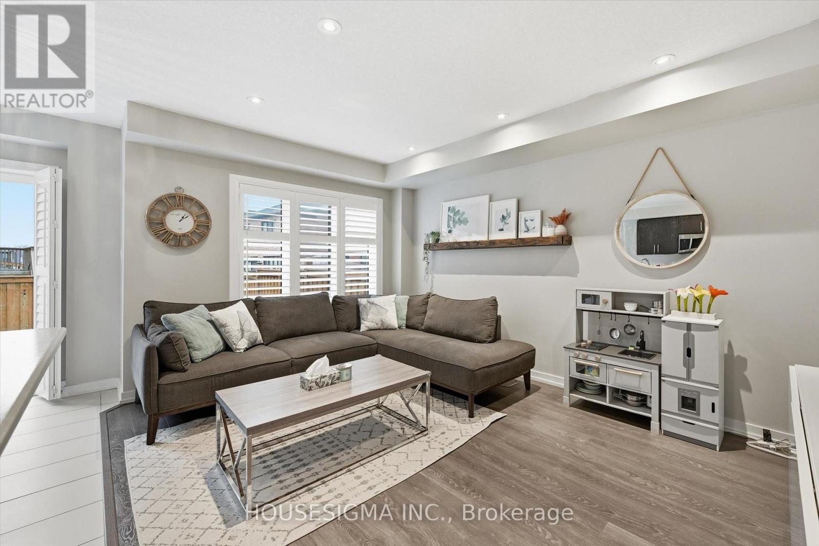 116 Scarletwood Street, Hamilton, Ontario  L8J 0K8 - Photo 14 - X12550214