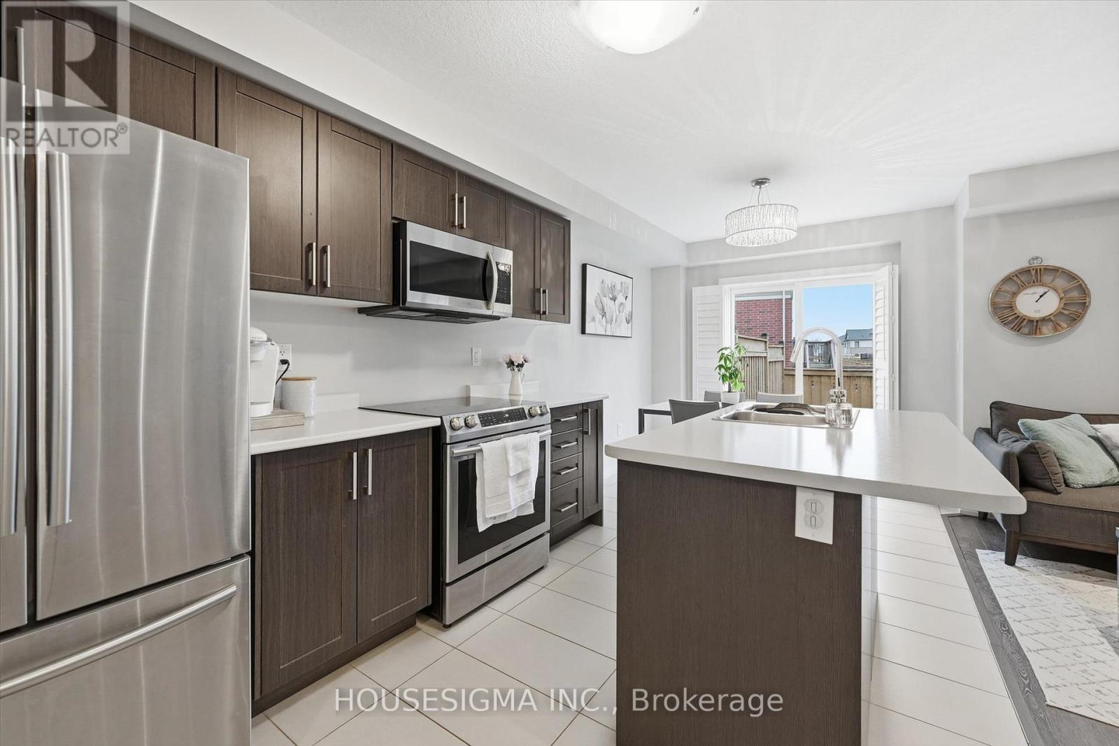 116 Scarletwood Street, Hamilton, Ontario  L8J 0K8 - Photo 5 - X12550214