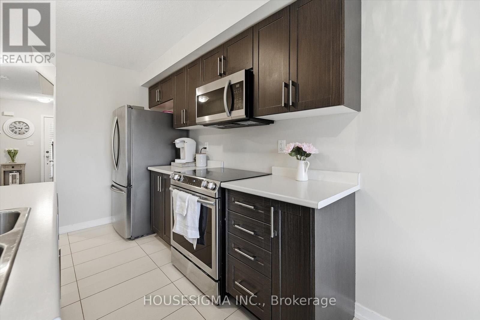 116 Scarletwood Street, Hamilton, Ontario  L8J 0K8 - Photo 9 - X12550214