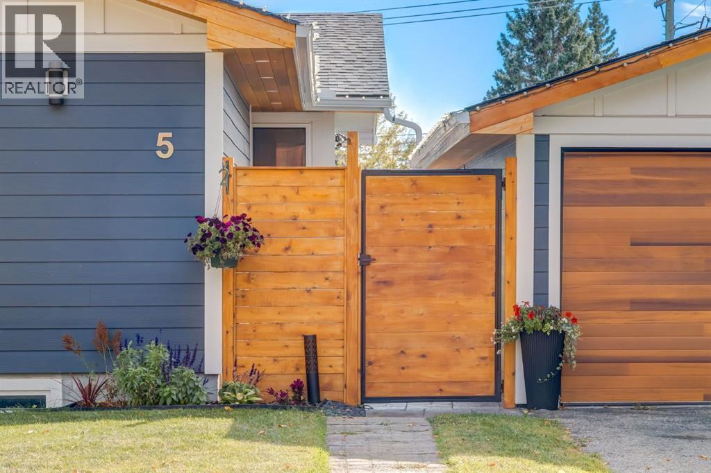 5 Sydney Drive Sw, Calgary, Alberta  T2W 0S7 - Photo 3 - A2269400