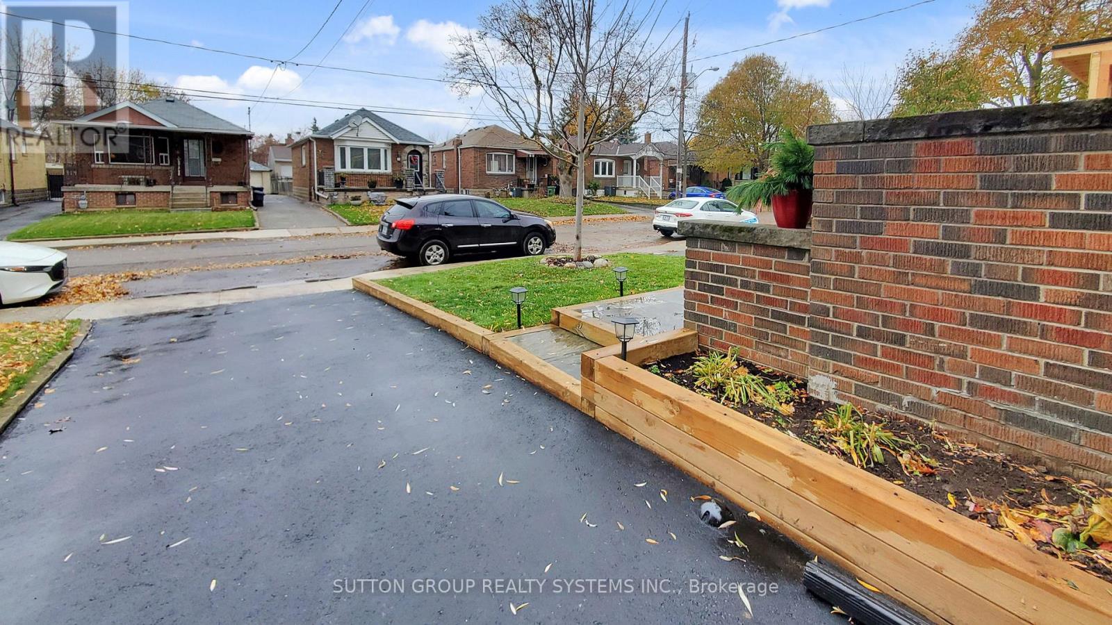 51 Juliet Crescent, Toronto, Ontario  M6M 1N5 - Photo 32 - W12550096