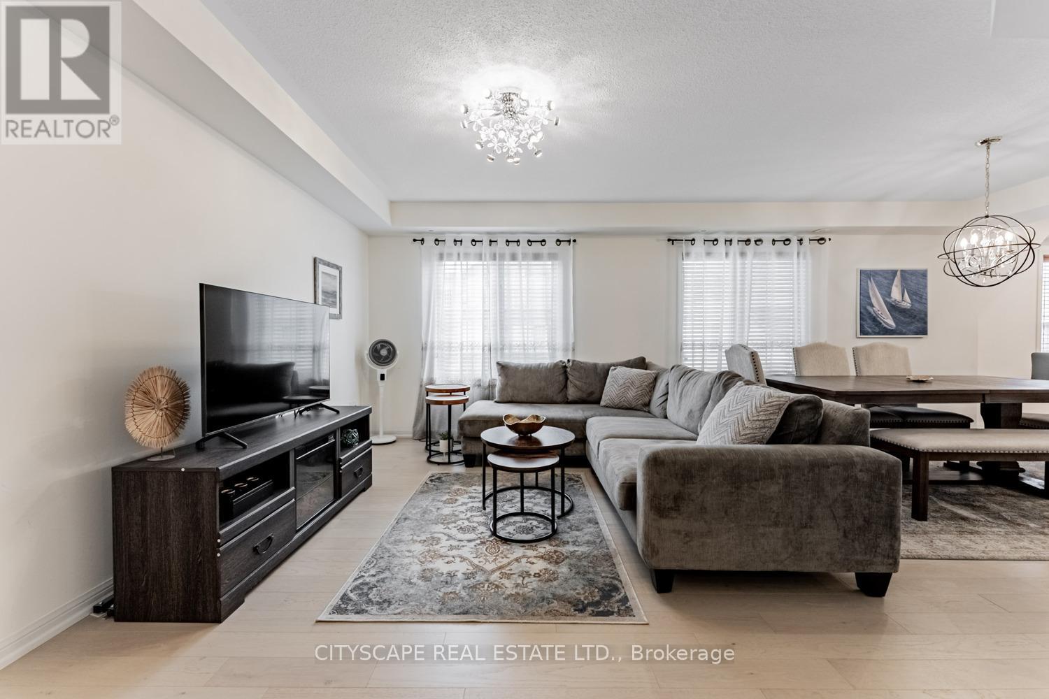 3 - 700 Neighbourhood Circle, Mississauga, Ontario  L5B 0A6 - Photo 3 - W12531782