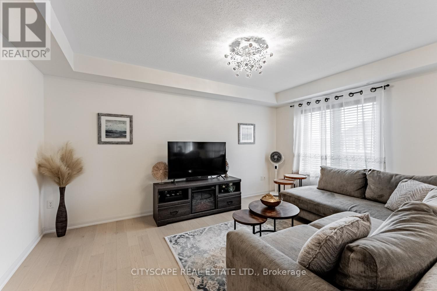 3 - 700 Neighbourhood Circle, Mississauga, Ontario  L5B 0A6 - Photo 4 - W12531782
