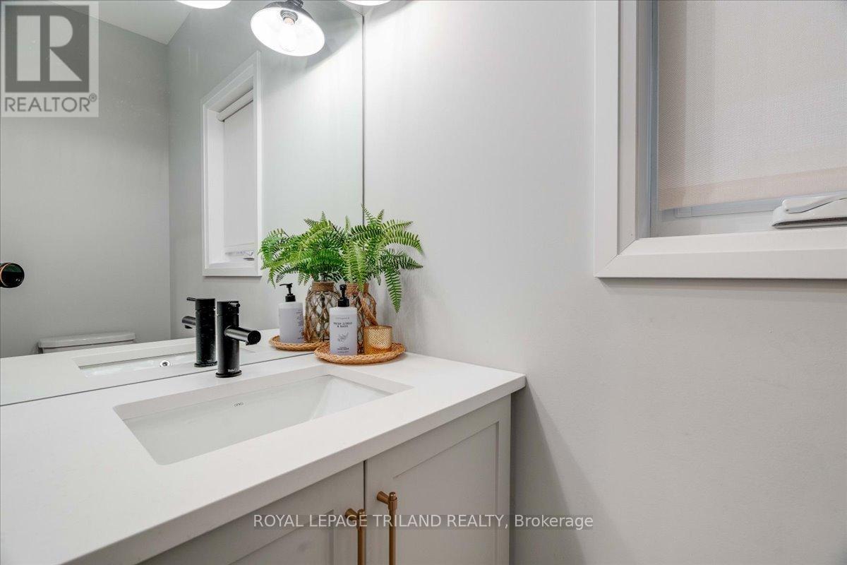 662 Ketter Way, Plympton-Wyoming, Ontario  N0N 1T0 - Photo 16 - X12550384