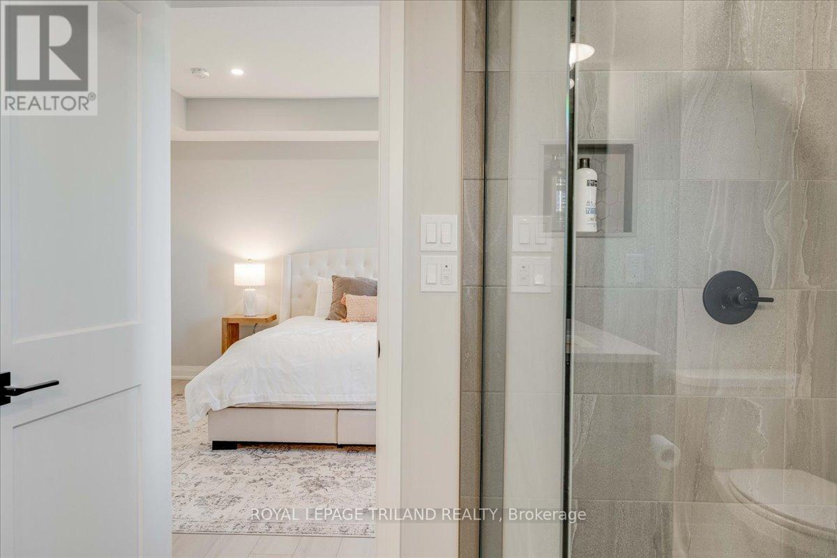 662 Ketter Way, Plympton-Wyoming, Ontario  N0N 1T0 - Photo 27 - X12550384