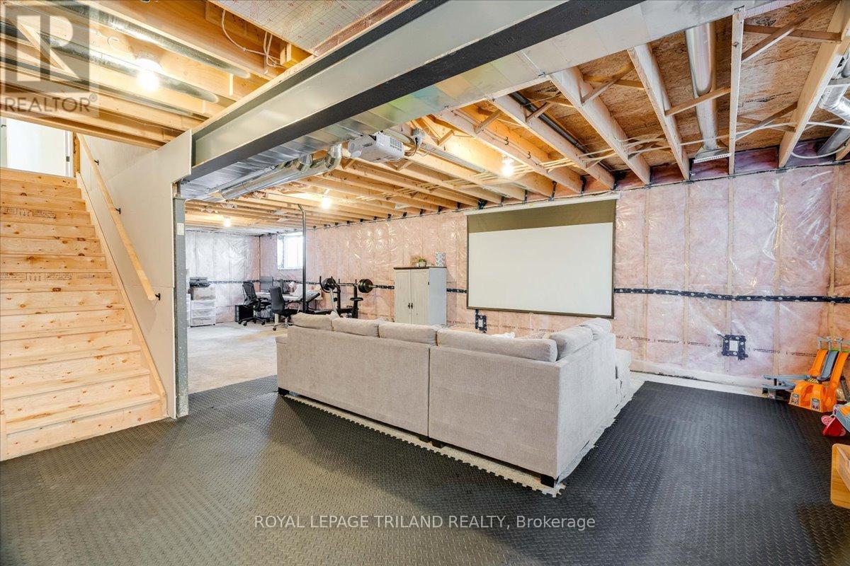 662 Ketter Way, Plympton-Wyoming, Ontario  N0N 1T0 - Photo 31 - X12550384