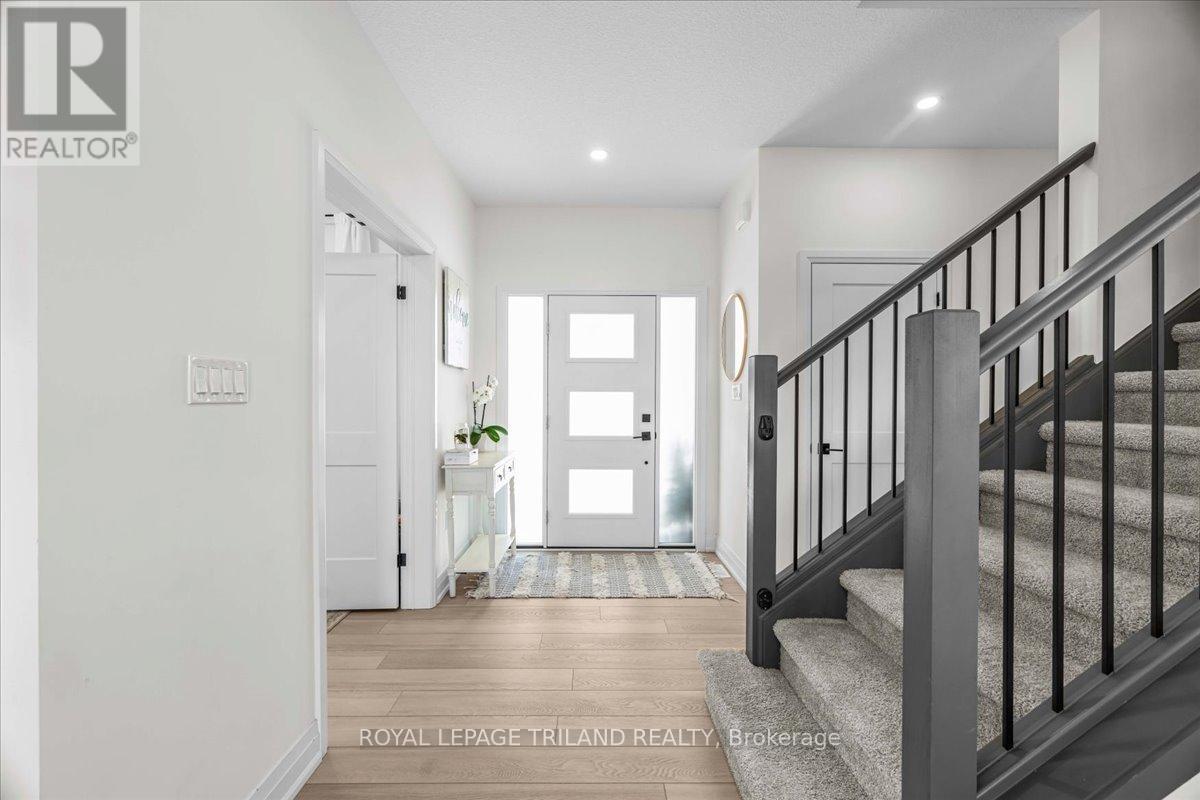 662 Ketter Way, Plympton-Wyoming, Ontario  N0N 1T0 - Photo 4 - X12550384