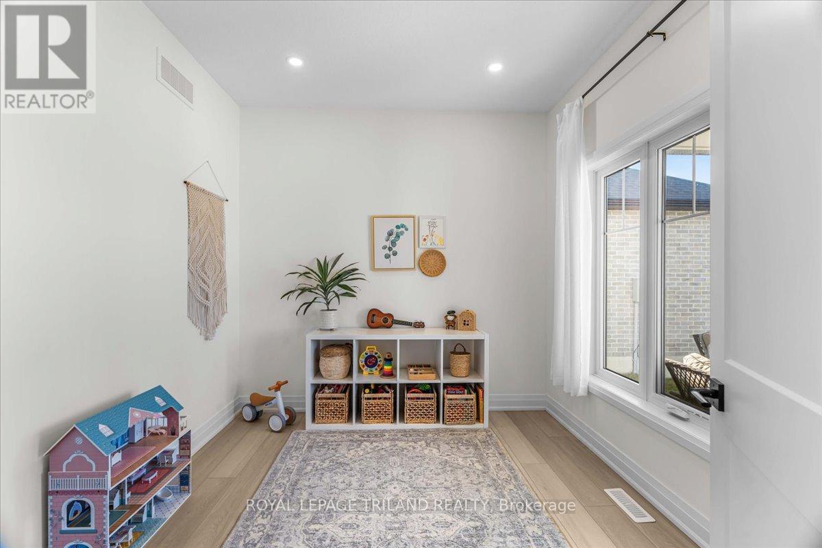 662 Ketter Way, Plympton-Wyoming, Ontario  N0N 1T0 - Photo 5 - X12550384