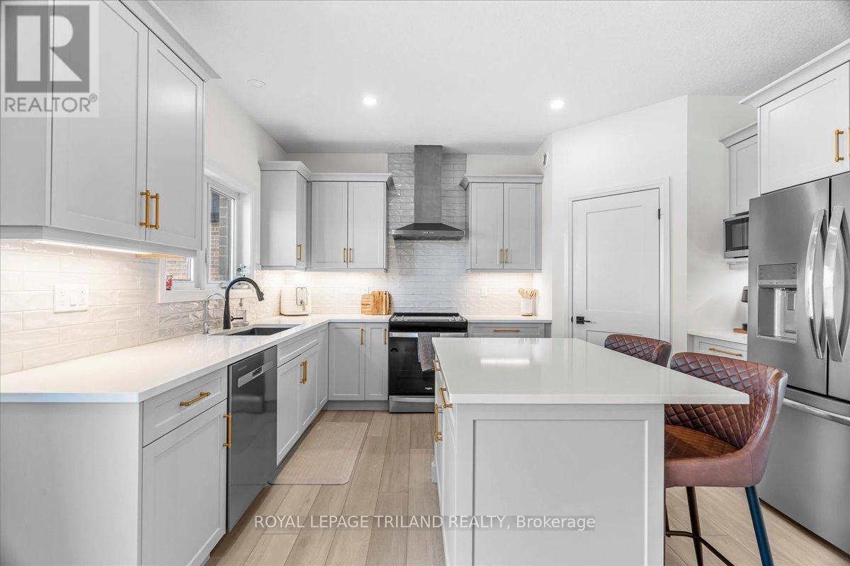 662 Ketter Way, Plympton-Wyoming, Ontario  N0N 1T0 - Photo 7 - X12550384