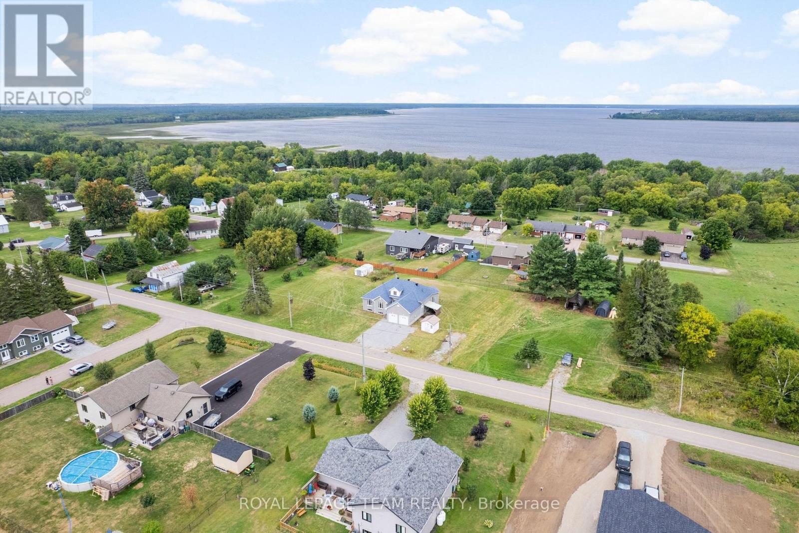 37 Rapid Road, Whitewater Region, Ontario K0J 2L0 - Photo 5 - X12389658