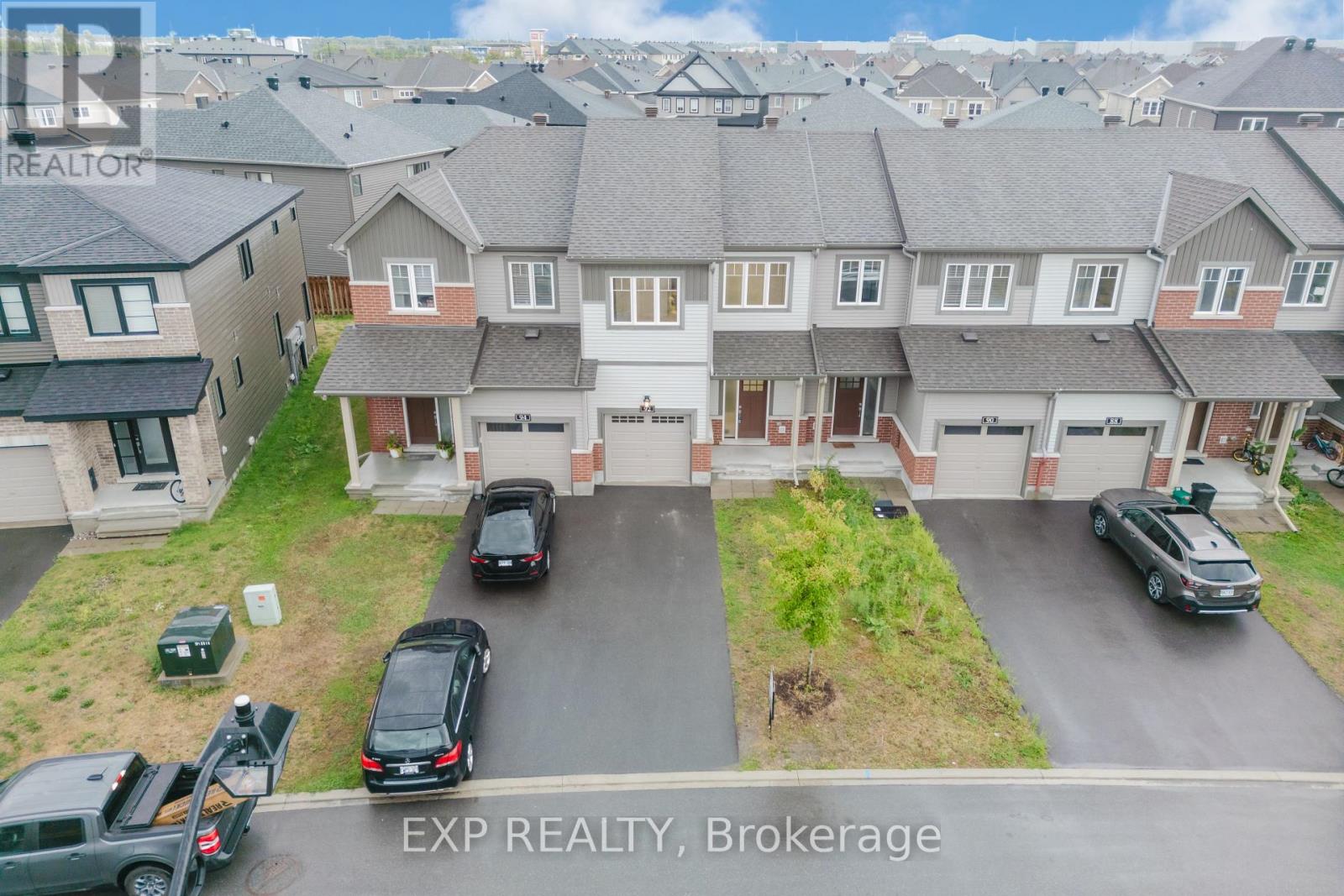 92 Natare Place, Ottawa, Ontario K2T 0P2 - Photo 4 - X12550370