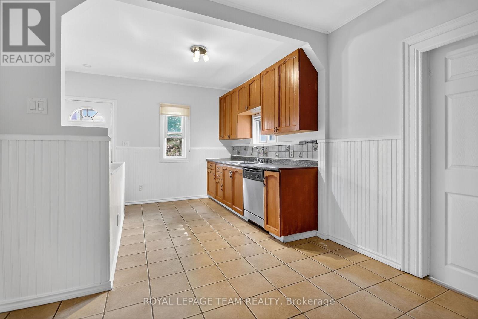 2822 Richmond Road, Ottawa, Ontario K2B 6S5 - Photo 12 - X12550476