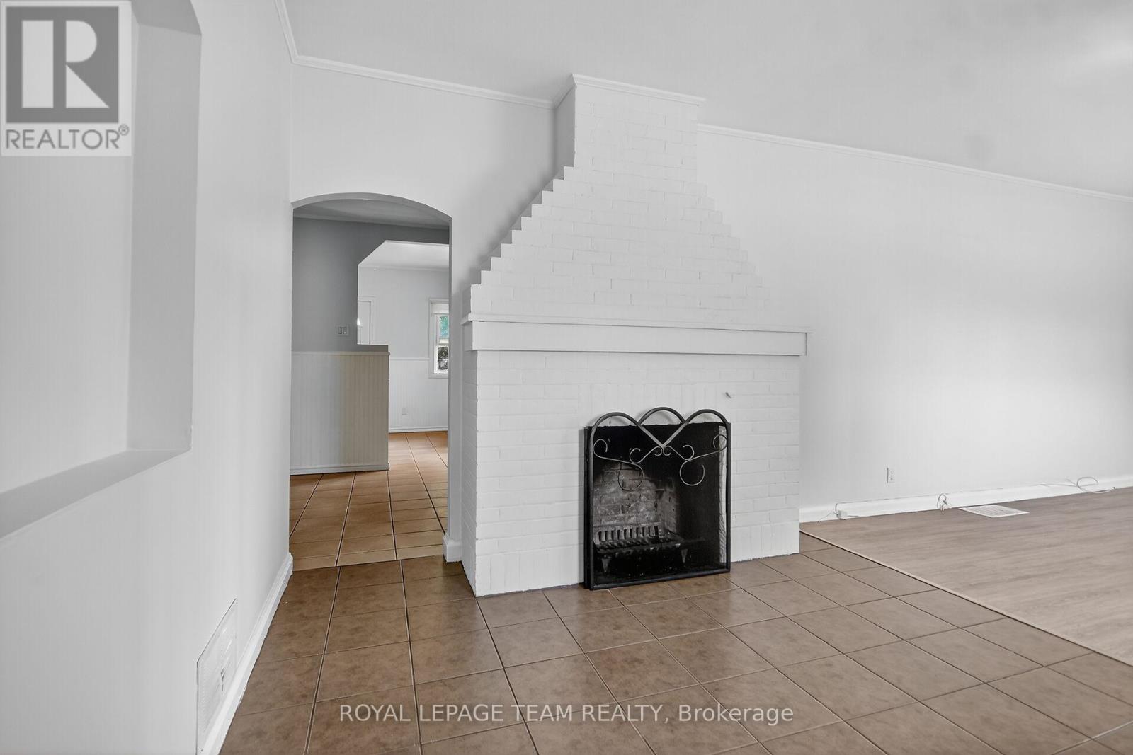 2822 Richmond Road, Ottawa, Ontario K2B 6S5 - Photo 8 - X12550476