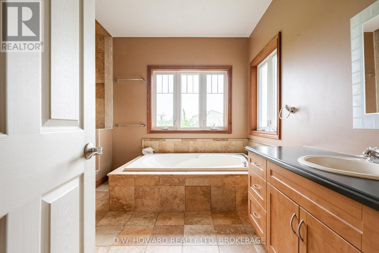 4480 Michener Road, Fort Erie, Ontario L0S 1N0 - Photo 11 - X12550478