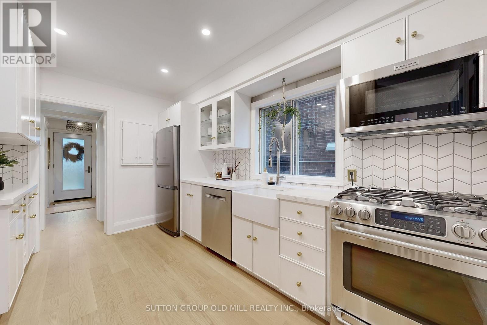 215 Humbercrest Boulevard, Toronto, Ontario  M6S 4L5 - Photo 11 - W12550234