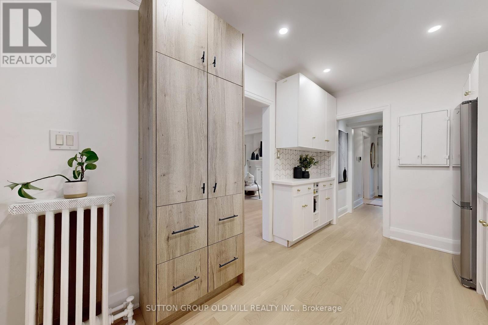 215 Humbercrest Boulevard, Toronto, Ontario  M6S 4L5 - Photo 12 - W12550234