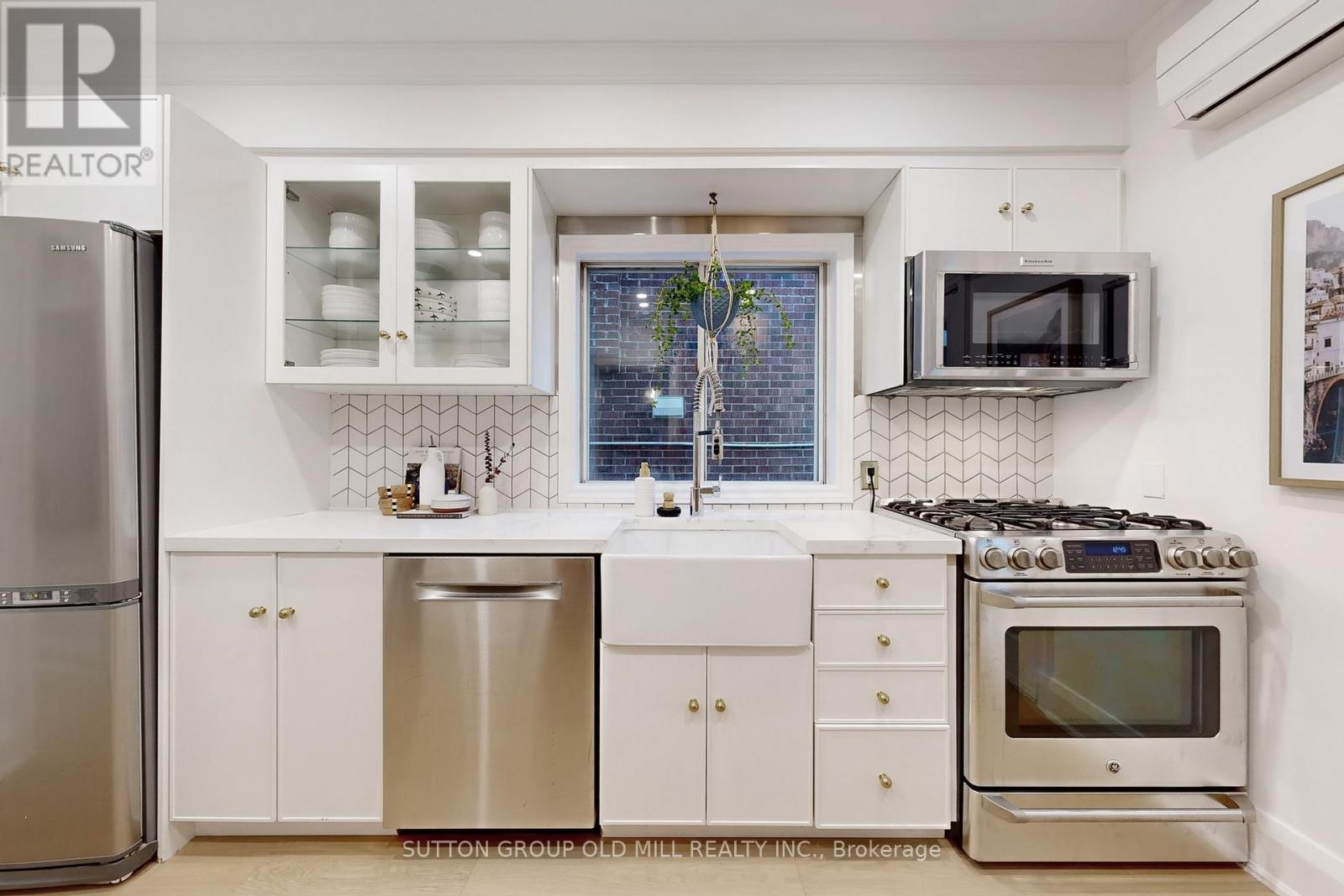 215 Humbercrest Boulevard, Toronto, Ontario  M6S 4L5 - Photo 13 - W12550234