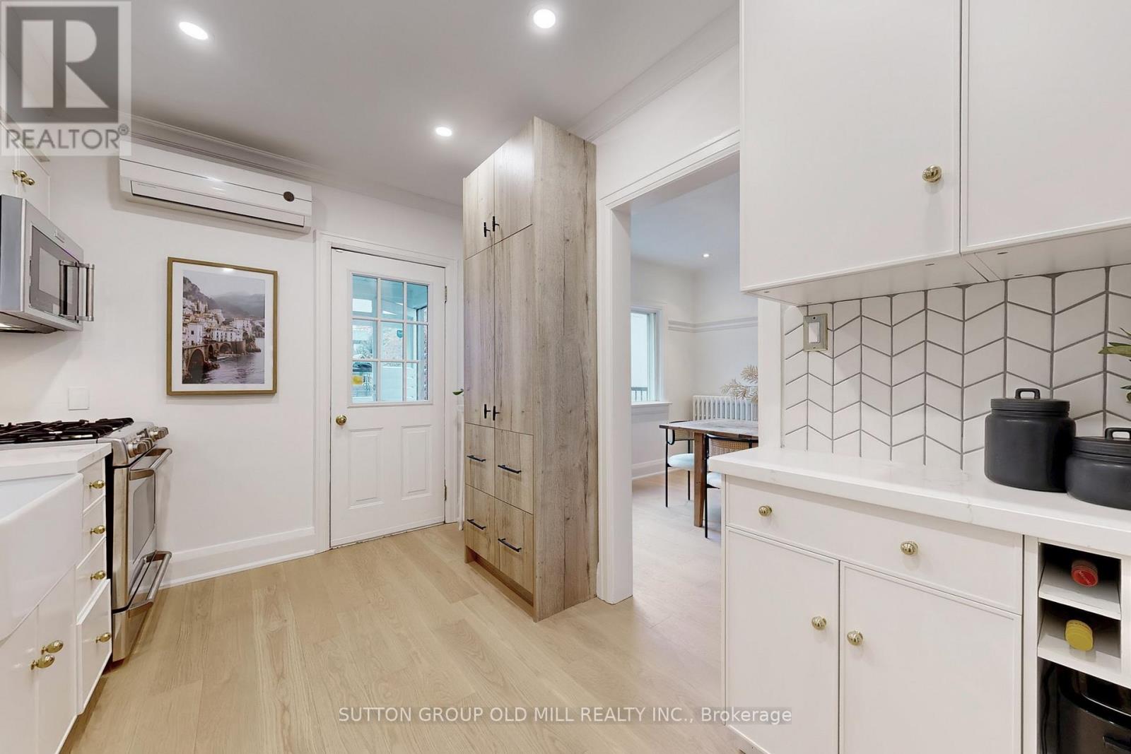 215 Humbercrest Boulevard, Toronto, Ontario  M6S 4L5 - Photo 14 - W12550234