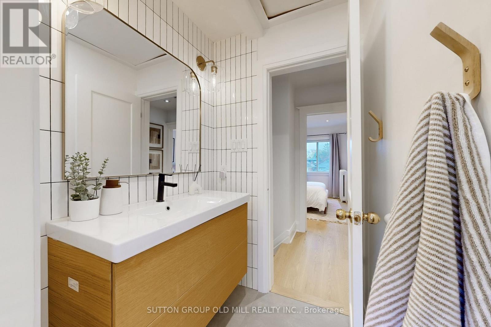 215 Humbercrest Boulevard, Toronto, Ontario  M6S 4L5 - Photo 25 - W12550234