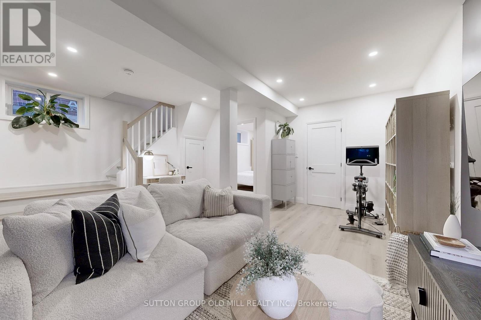 215 Humbercrest Boulevard, Toronto, Ontario  M6S 4L5 - Photo 30 - W12550234