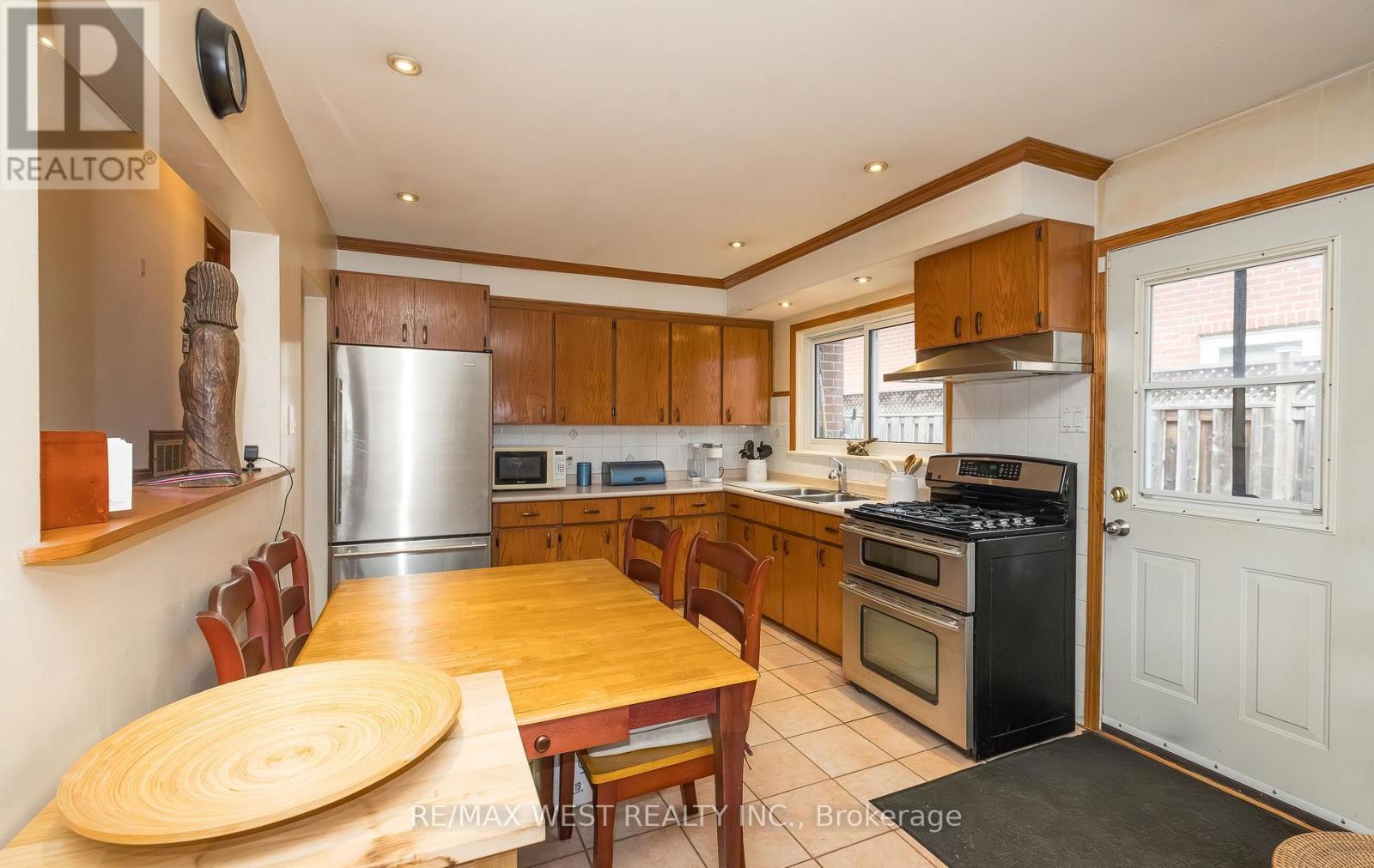 6 Lagos Road, Toronto, Ontario  M9N 4E4 - Photo 11 - W12550278