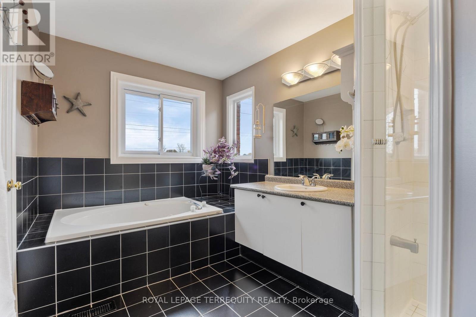 1080 Wildrose Crescent, Pickering, Ontario  L1X 2R3 - Photo 24 - E12550458