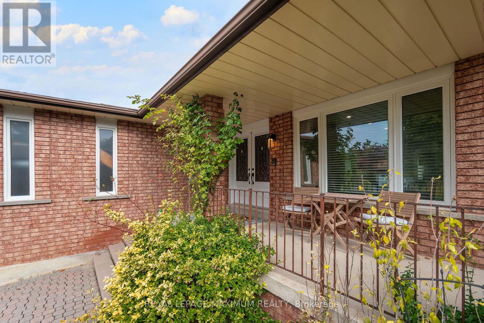 27 Looking Glass Crescent, Vaughan, Ontario  L4L 5M8 - Photo 2 - N12550426