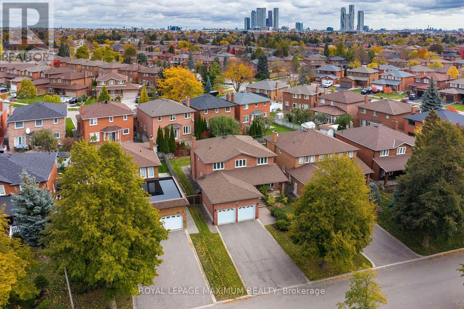 27 Looking Glass Crescent, Vaughan, Ontario  L4L 5M8 - Photo 3 - N12550426