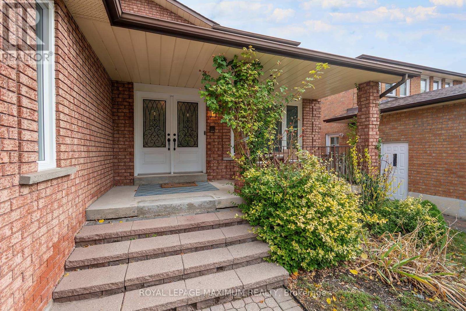 27 Looking Glass Crescent, Vaughan, Ontario  L4L 5M8 - Photo 5 - N12550426