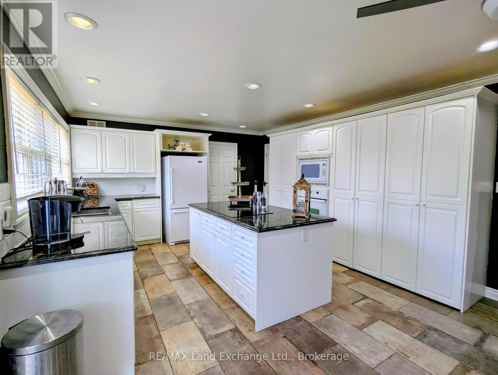 4 Eastwood Crescent, Kincardine, Ontario  N0G 2T0 - Photo 9 - X12516418