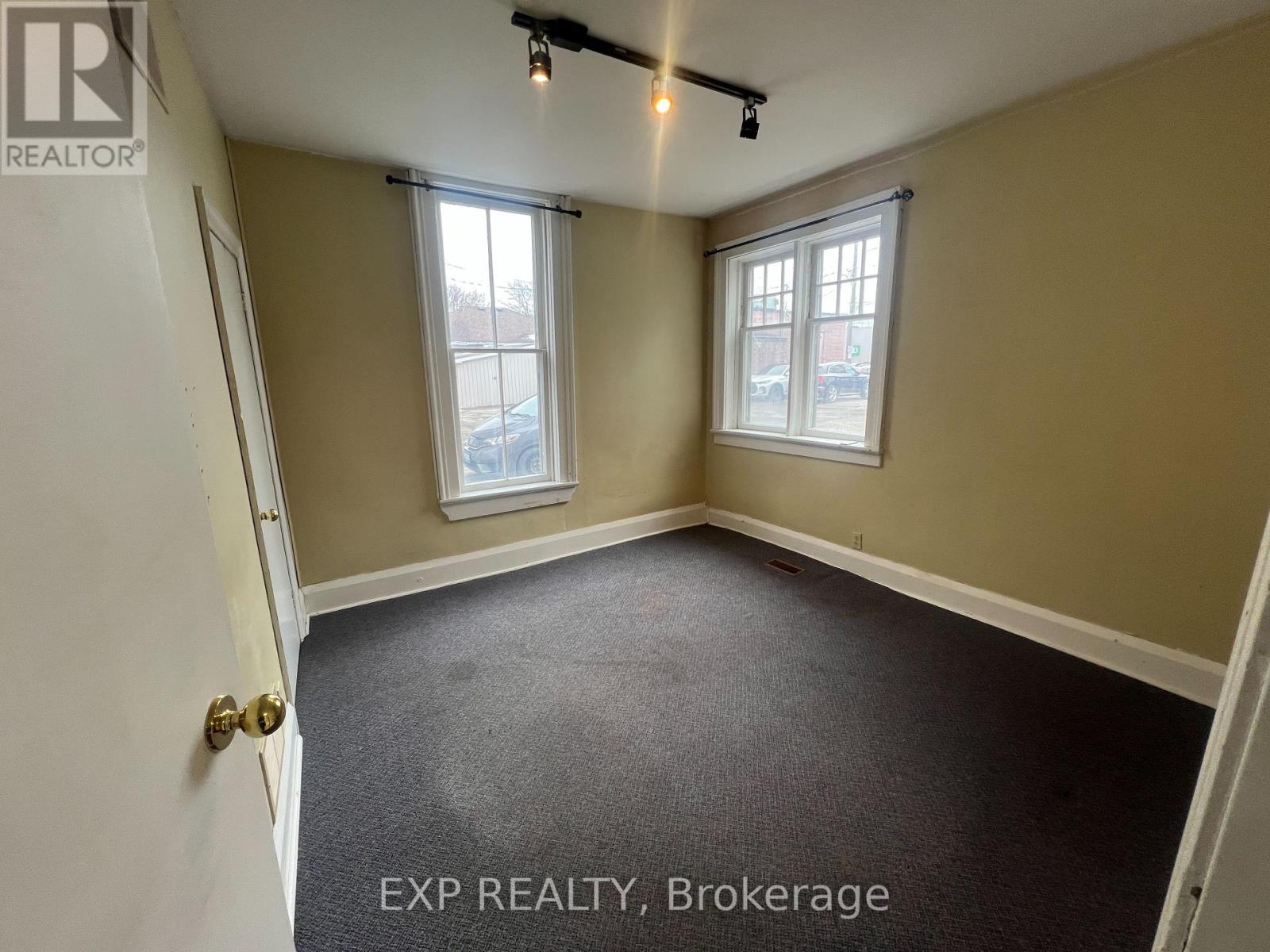 Main - 30 First Avenue, Orangeville, Ontario  L9W 1H8 - Photo 8 - W12550356