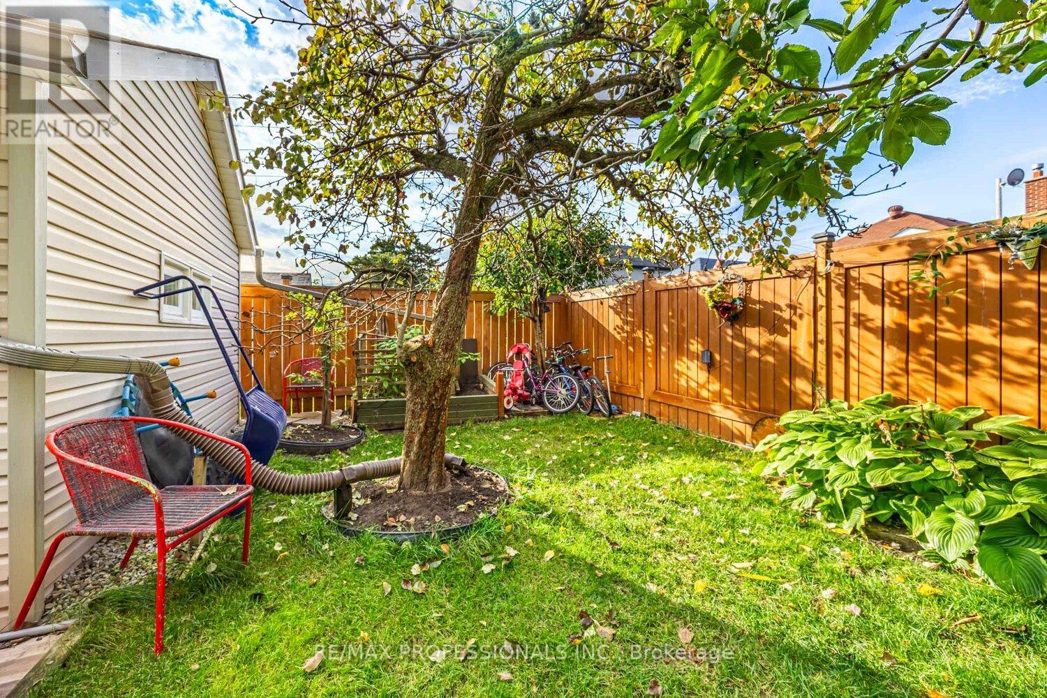 56 Parker Avenue, Toronto, Ontario  M8Z 4L8 - Photo 42 - W12550392