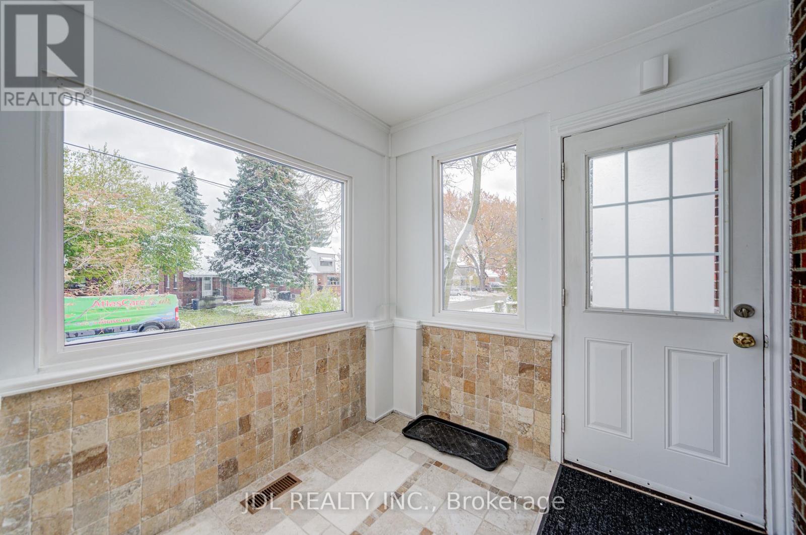 138 Wesley Street W, Toronto, Ontario  M8Y 2X1 - Photo 4 - W12550452