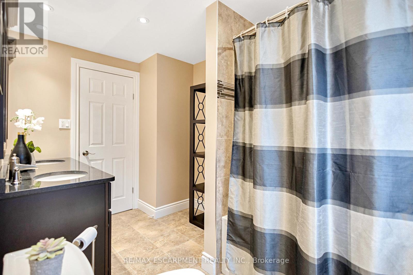 2250 Middlesmoor Crescent, Burlington, Ontario  L7P 3X6 - Photo 21 - W12550536