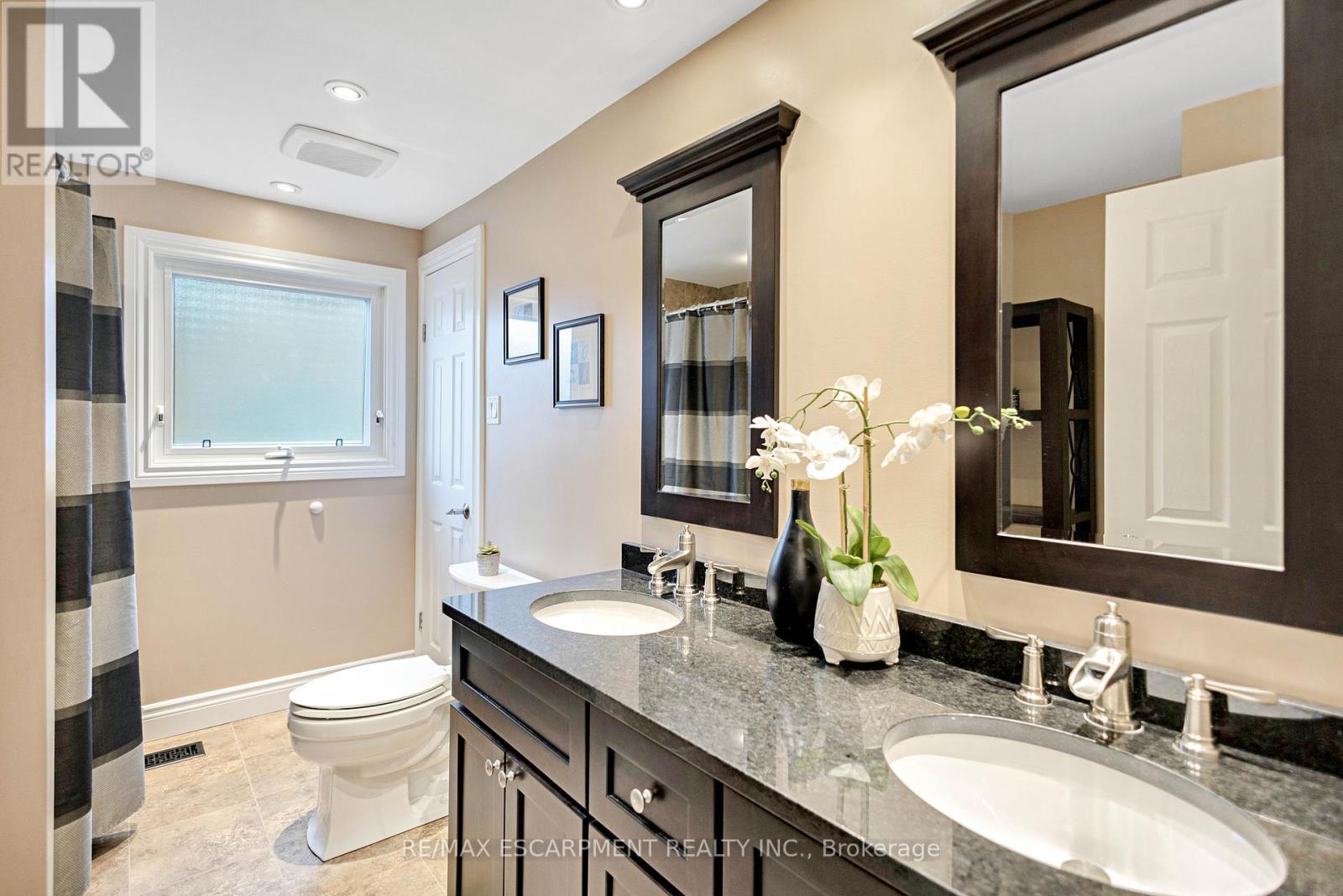 2250 Middlesmoor Crescent, Burlington, Ontario  L7P 3X6 - Photo 22 - W12550536