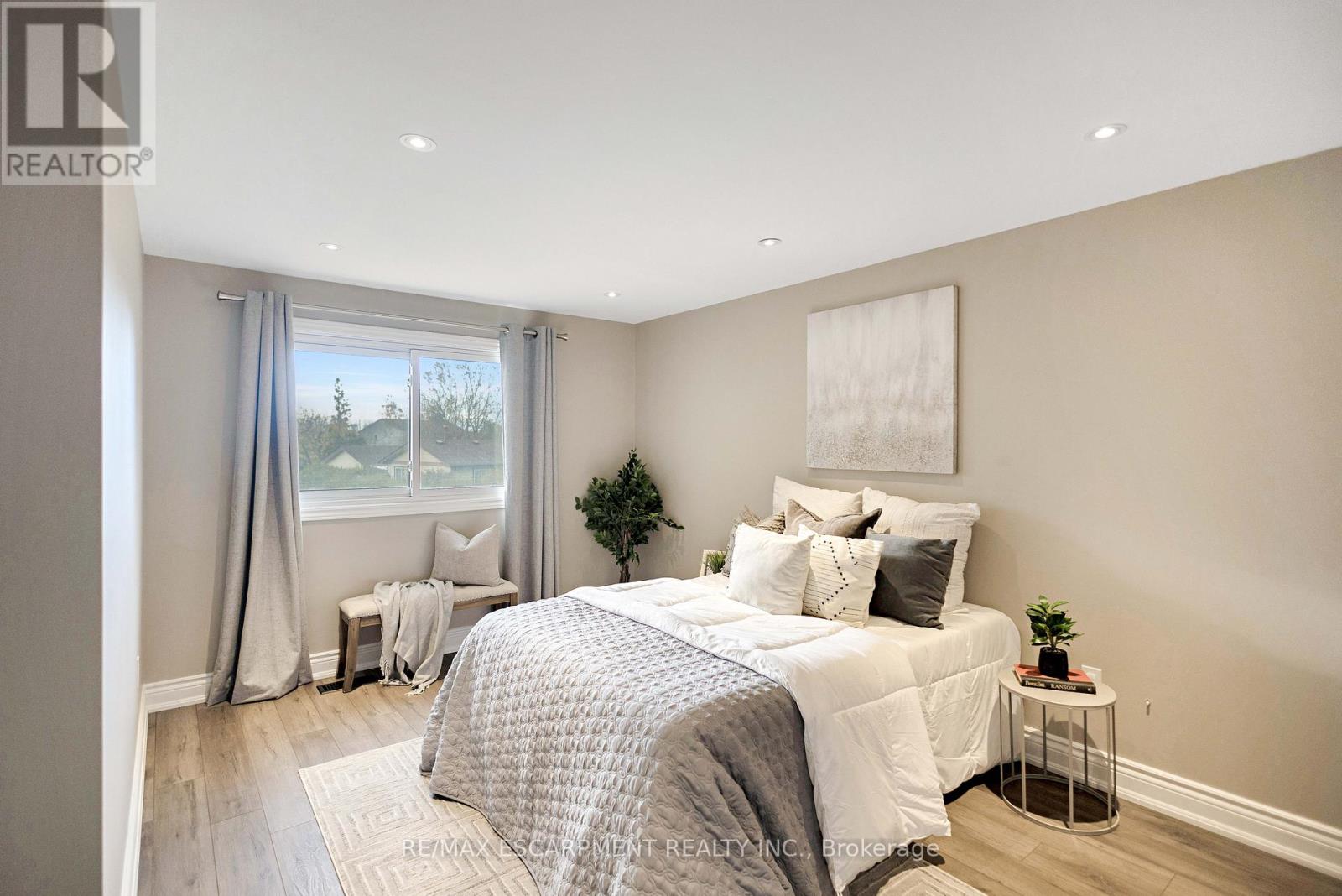 2250 Middlesmoor Crescent, Burlington, Ontario  L7P 3X6 - Photo 26 - W12550536