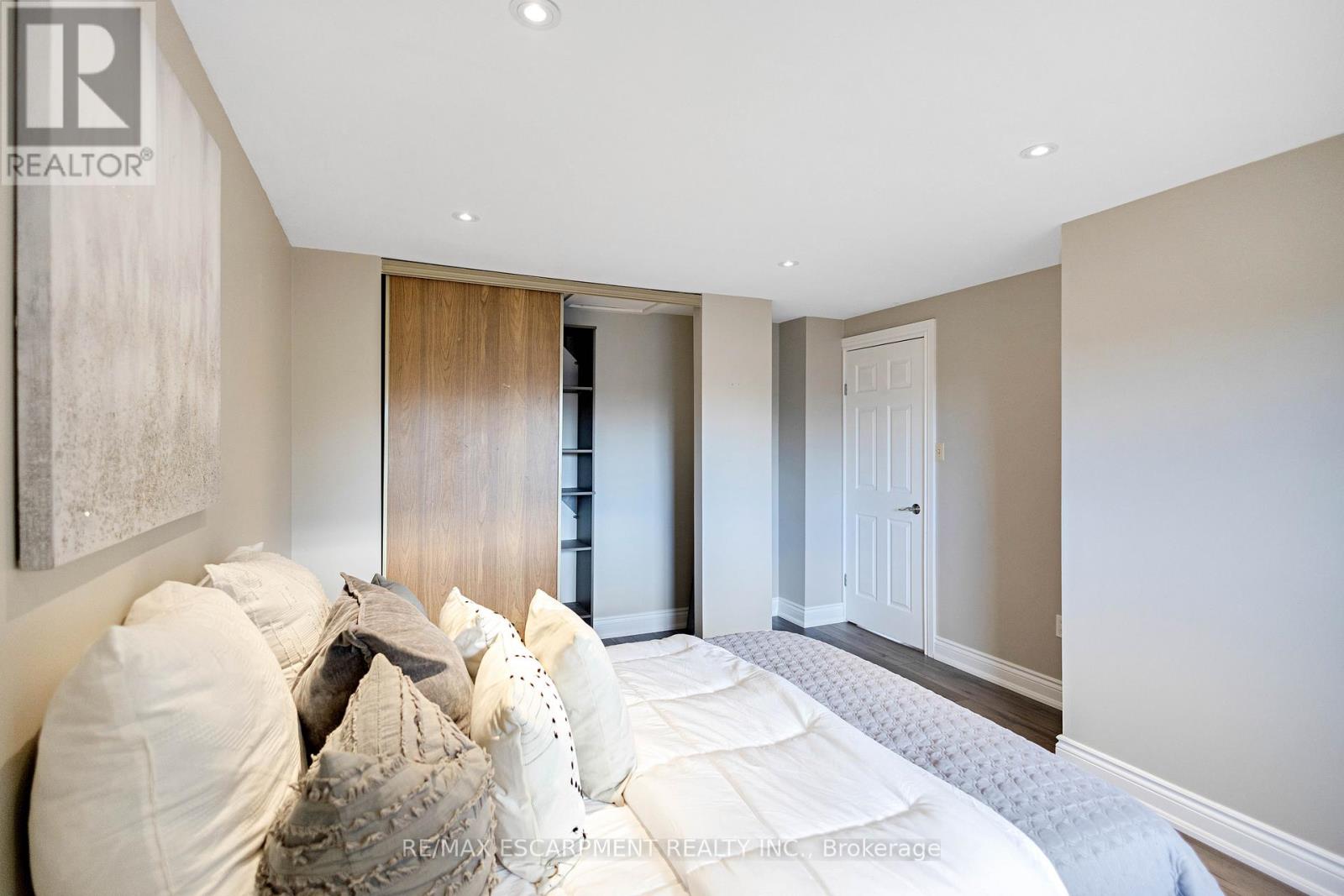 2250 Middlesmoor Crescent, Burlington, Ontario  L7P 3X6 - Photo 27 - W12550536